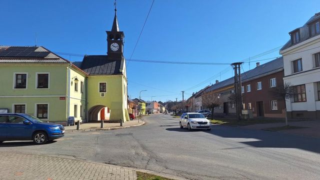 Podcast Ve Velké Bystřici začala silniční uzavírka kvůli opravám křižovatky u radnice